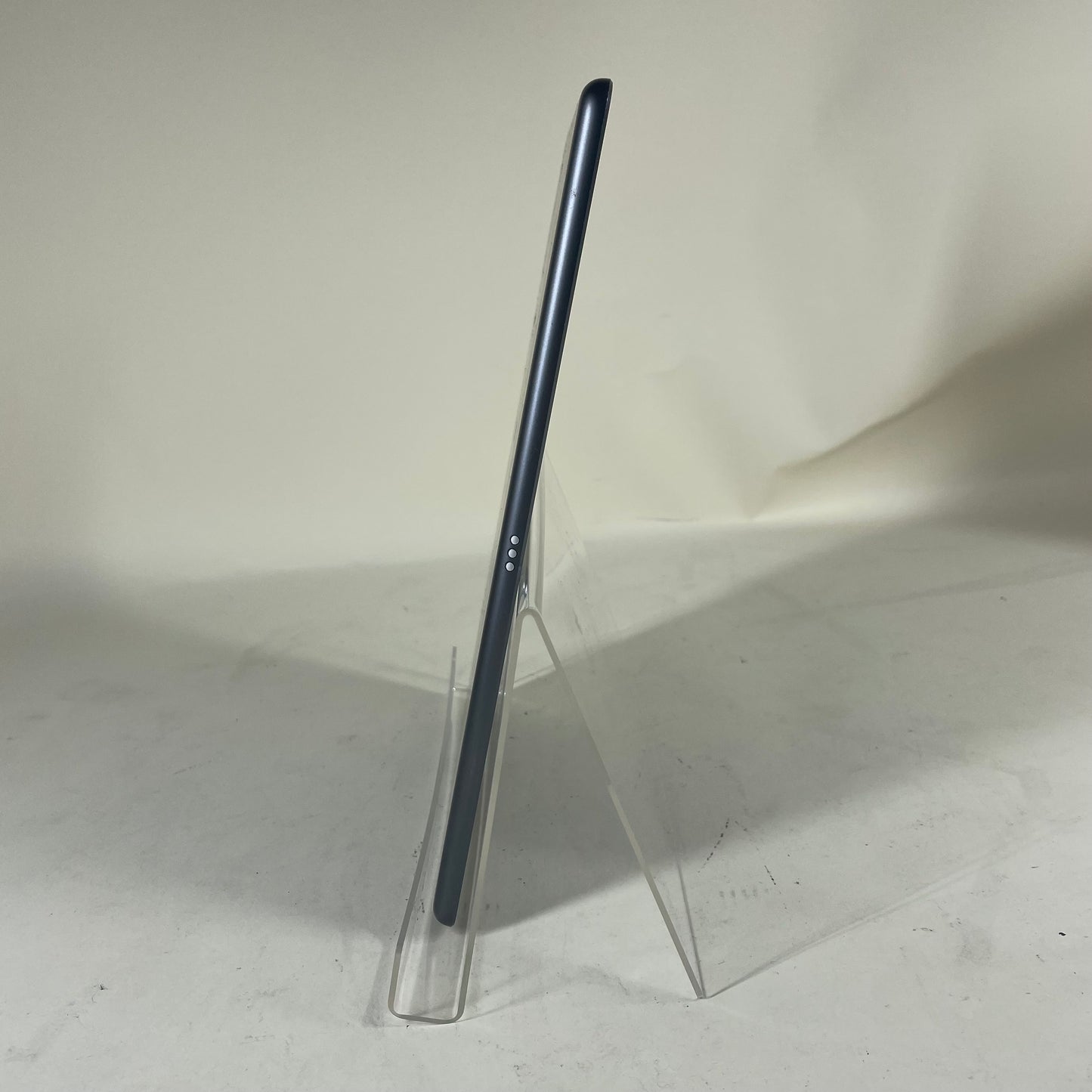 WiFi Only Apple iPad 9th Gen 64GB 18.1.1 SPACE GRAY A2602