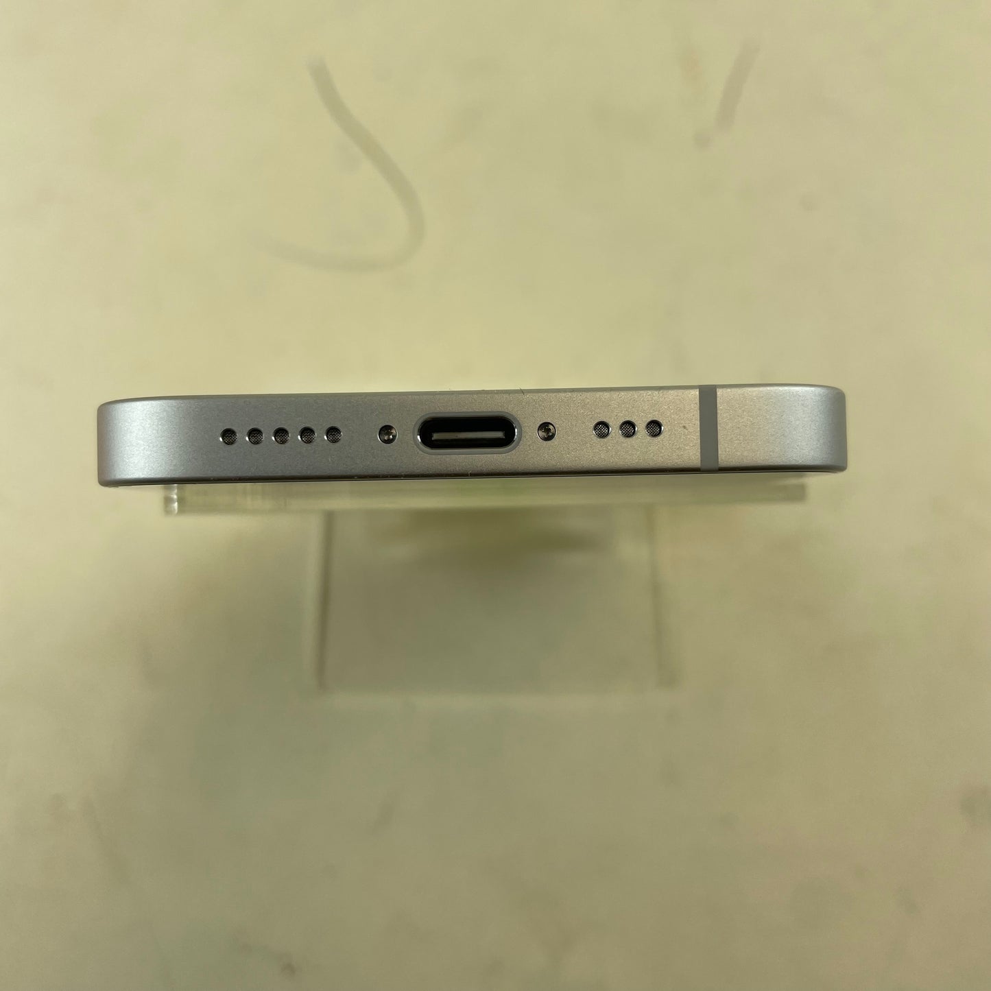 Unlocked Apple iPhone 16e 128GB 18.5 White MD0E4LL/A