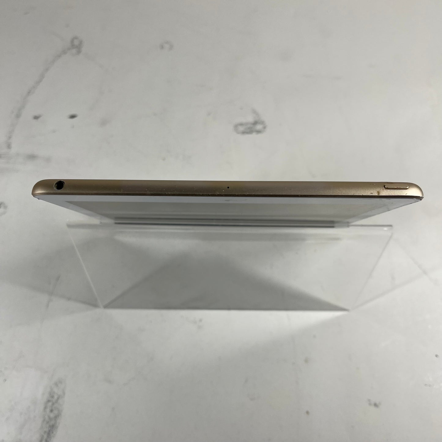 WiFi Only Apple iPad 5th Gen 32GB 16.7.4 Gold MPGT2LL/A
