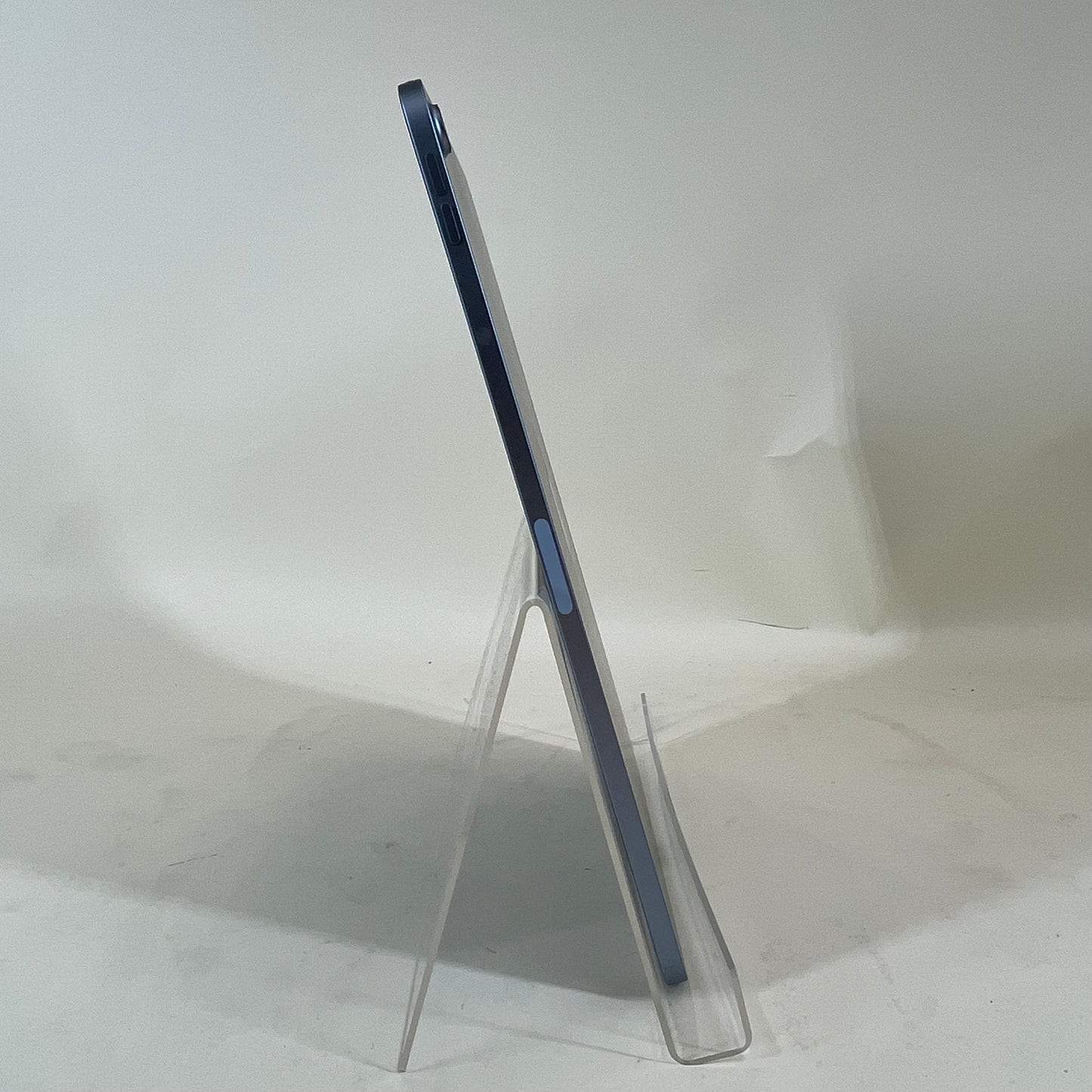 WiFi Only Apple iPad Air 4th Gen 64GB 18.3.1 BLUE FYFQ2LL/A