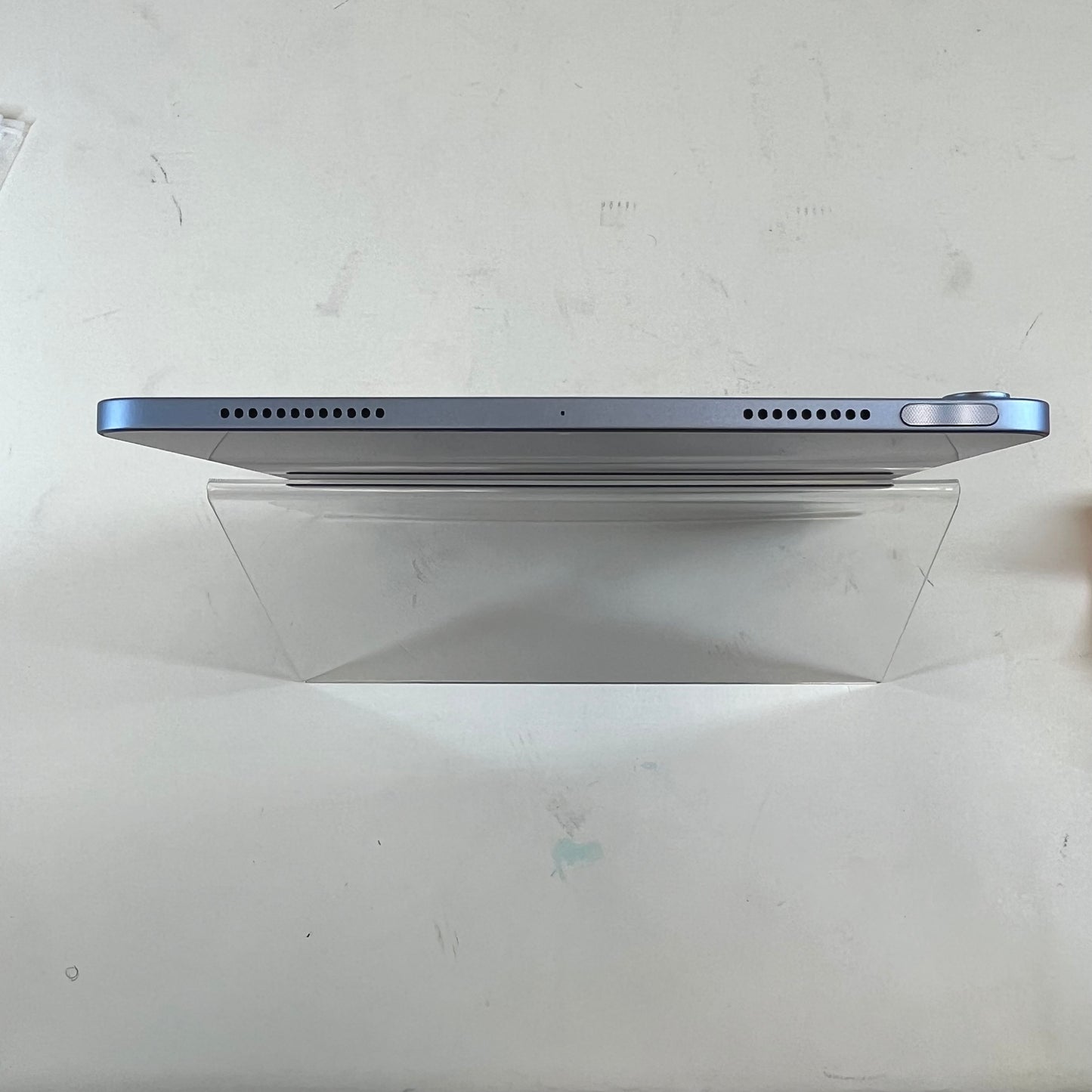 WiFi Only Apple iPad Air 4th Gen 64GB 18.3.1 BLUE FYFQ2LL/A