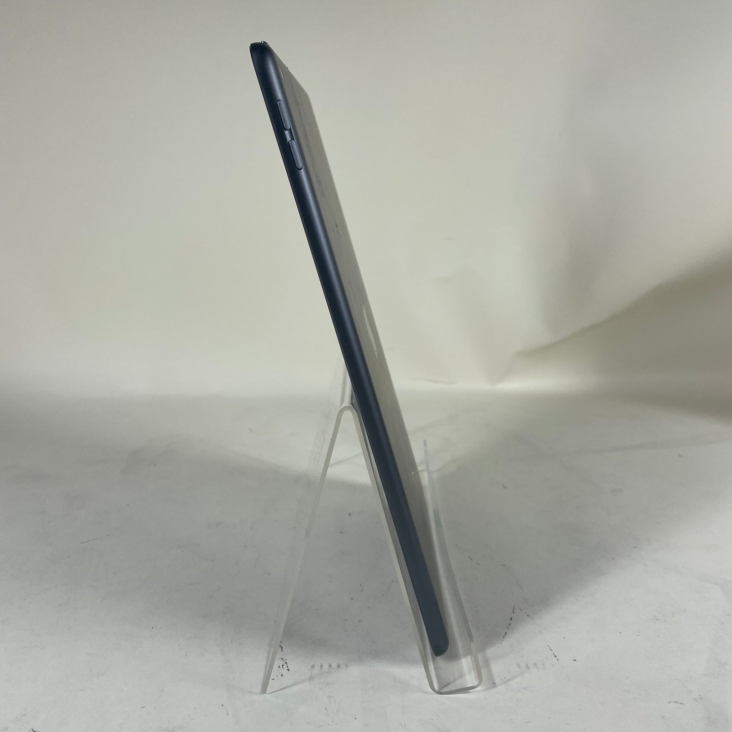 WiFi Only Apple iPad 9th Gen 64GB 18.1.1 SPACE GRAY A2602