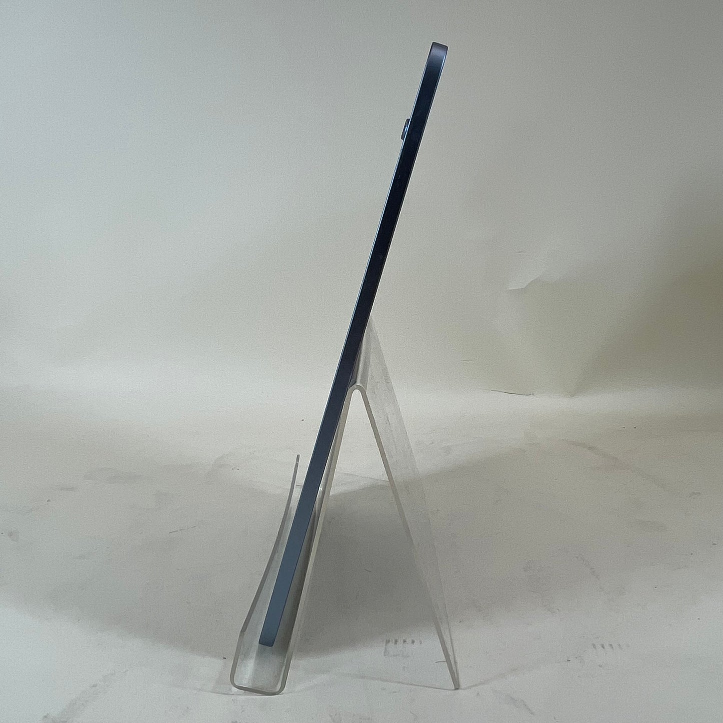 WiFi Only Apple iPad Air 4th Gen 64GB 18.3.1 BLUE FYFQ2LL/A