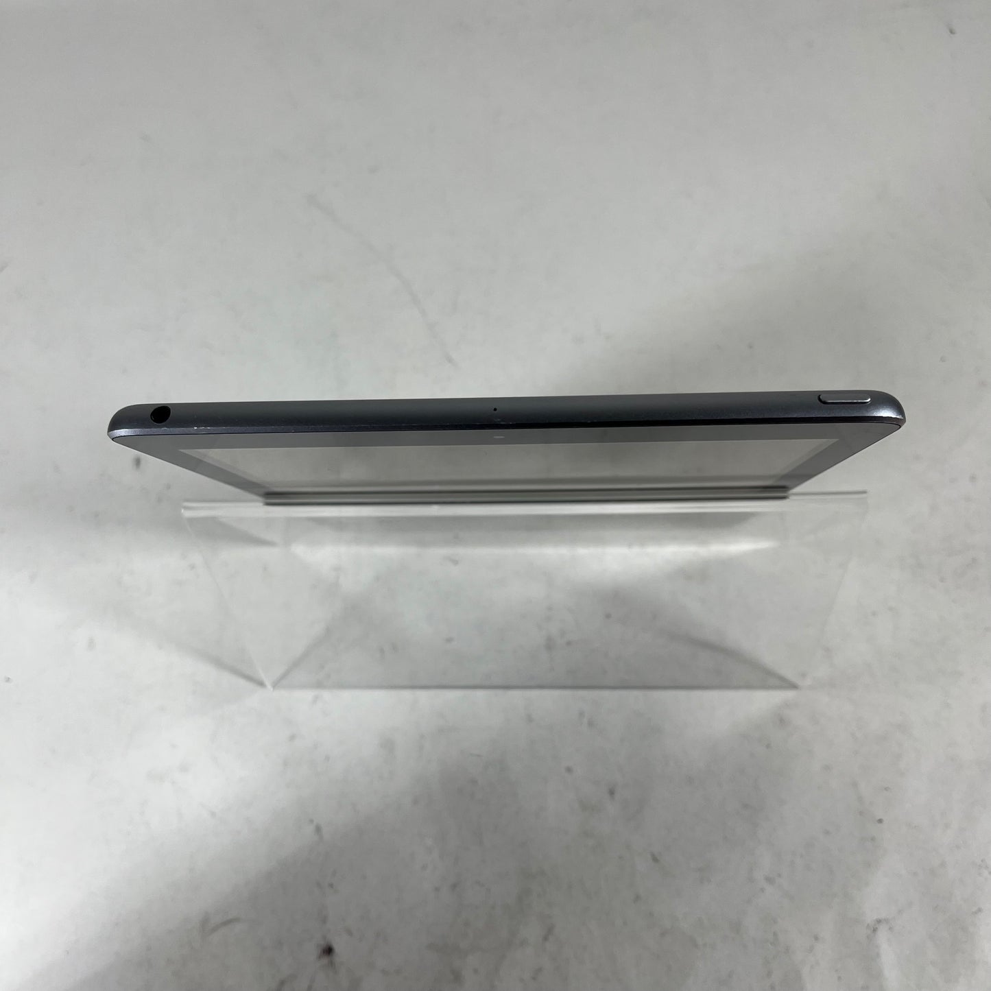 WiFi Only Apple iPad 6th Gen 32GB 17.7.10 Space Gray MR7F2LL/A