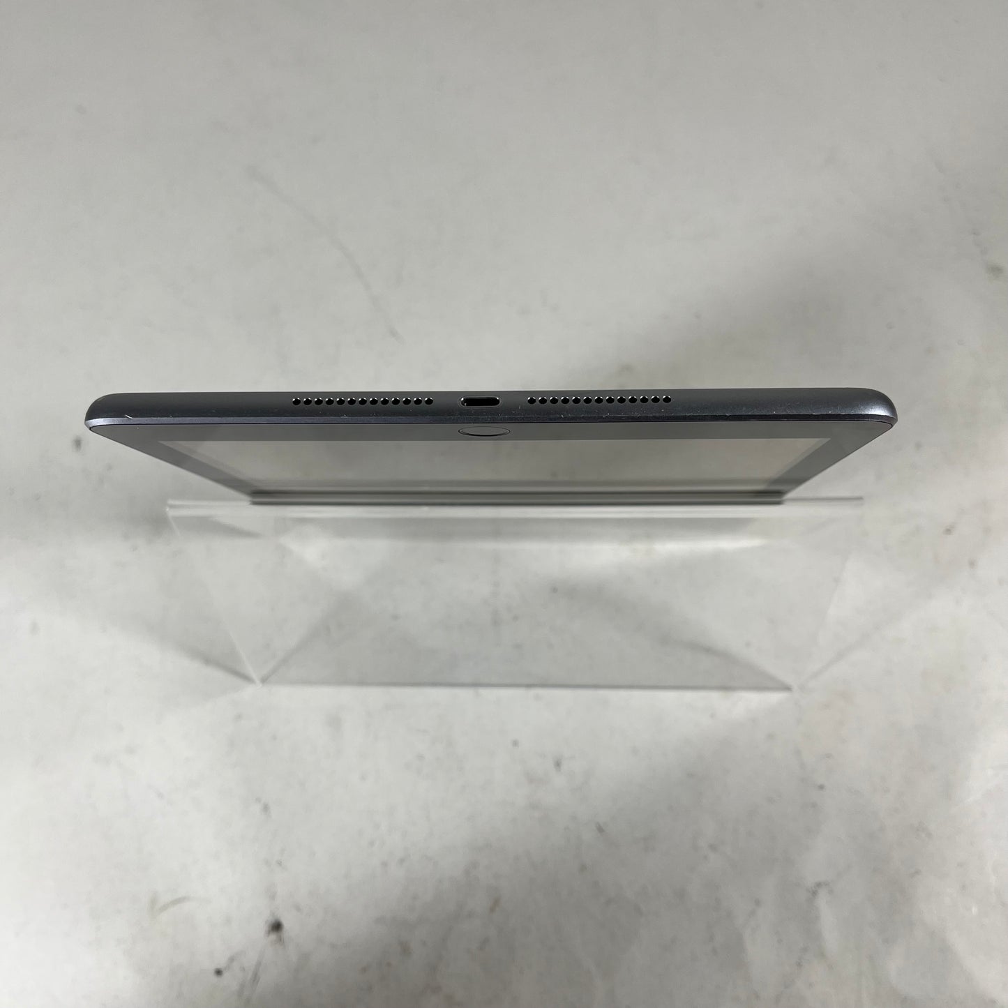 WiFi Only Apple iPad 6th Gen 32GB 17.7.10 Space Gray MR7F2LL/A