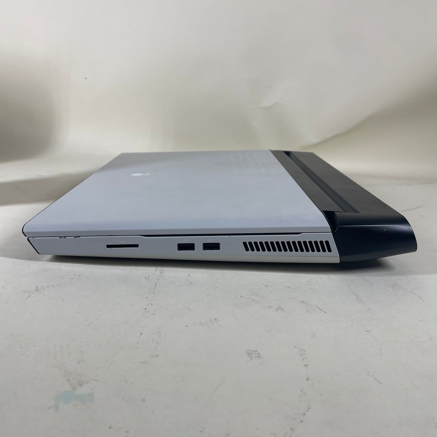 Alienware Area-51M R2 P38E 17.3" i7-10700k 3.8GHz 16GB RAM 1TB SSD 2070 Super