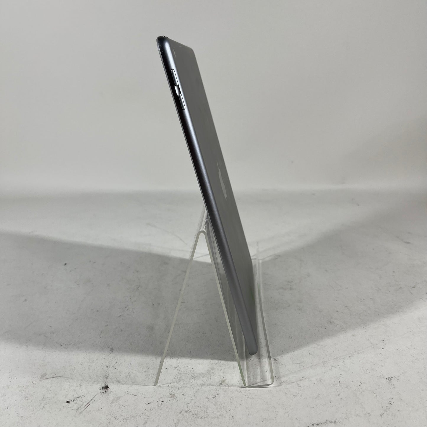 WiFi Only Apple iPad 6th Gen 32GB 17.7.10 Space Gray MR7F2LL/A