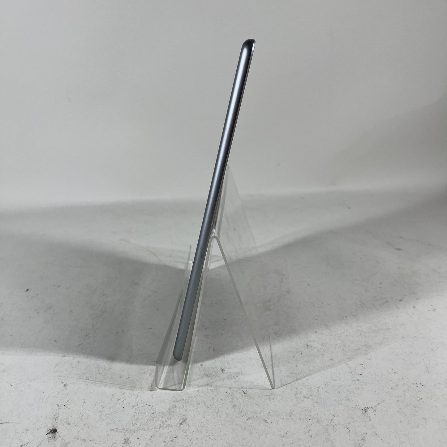 WiFi Only Apple iPad 6th Gen 32GB 17.7.10 Space Gray MR7F2LL/A