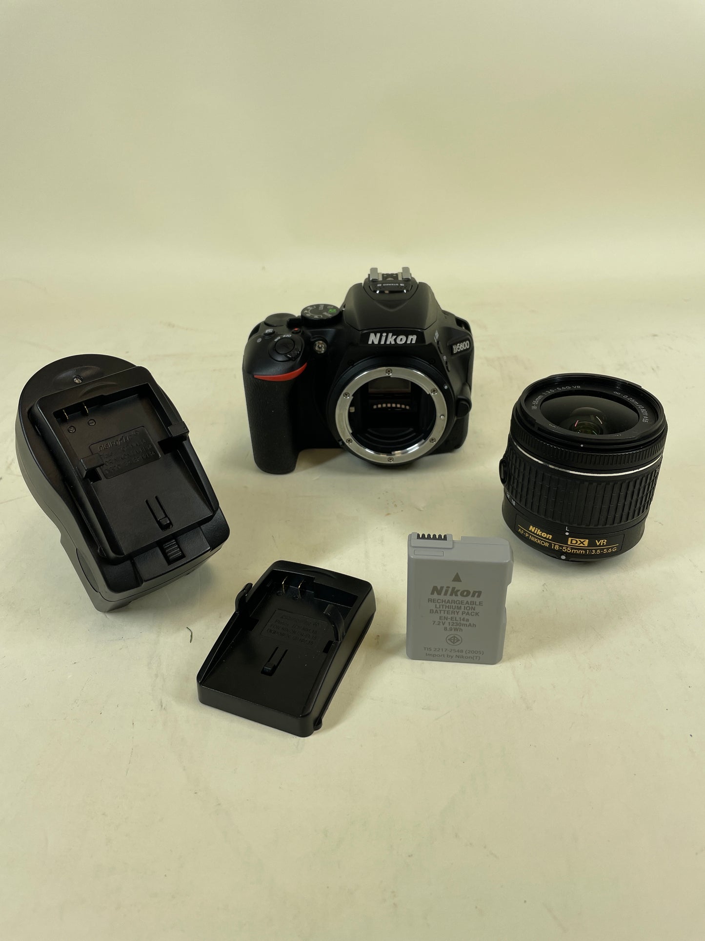 Nikon D5600 24.2MP DSLR Camera 1592 Shutter Count with Nikon AF-P DX 18-55mm lens
